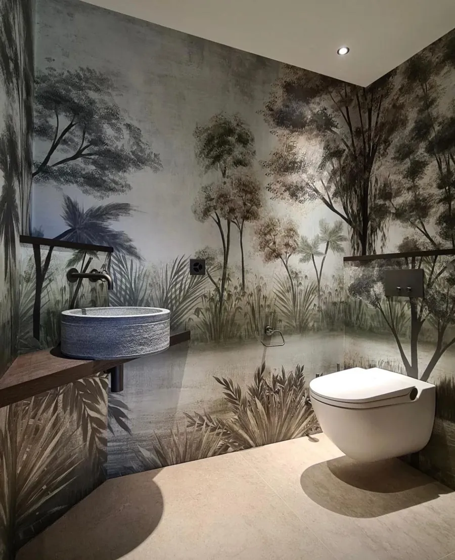 Bagno rivestito con un paesaggio di giungla dai toni verdi e grigi